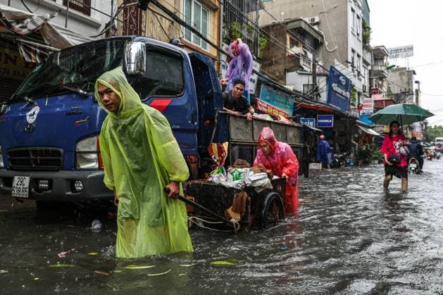 Bilder des Jahres 2024, News 09 September News Themen der Woche KW37 News Bilder des Tages VIETNAM, HANOI - SEPTEMBER 11, 2024: People wade through water in a street during floods caused by Typhoon Yagi. Torrential rain and strong winds hit the capital as the typhoon swept across northern Vietnam, including Hanoi causing floods. Pavel Karvashkin TASS  73911636
