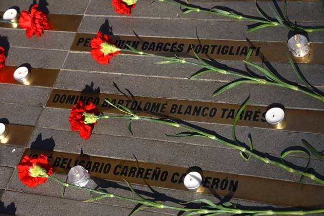 Bilder des Jahres 2024, News 09 September News Themen der Woche KW37 News Bilder des Tages Santiago, September 11, 2024 Human Rights groups, political parties and citizens arrive at La Moneda to pay their respects to former President Salvador Allende Marcelo Hernandez Aton Chile, Santiago Chile Aton Chile Aton 937763  Copyright: MARCELOxHERNANDEZ ATONxCHILE