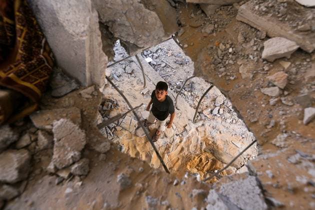 Bilder des Jahres 2024, News 09 September News Themen der Woche KW37 News Bilder des Tages Palestinians stand in the courtyard of a school after an Israeli air strike hit the site, in Nuseirat in the central Gaza Palestinians stand in the courtyard of a school after an Israeli air strike hit the site, in Nuseirat in the central Gaza Strip on September 11, 2024, amid the ongoing war in the Palestinian territory between Israel and Hamas. An Israeli air strike on September 11 hit a central Gaza school, with the Hamas-run territory s civil defence agency reporting 10 killed in the facility turned displacement shelter and the military saying it had targeted militants. . Photo by Omar Ashtawy apaimages Nusairat Gaza Strip Palestinian Territory 110924_Nusairat_OSH_00(73) Copyright: xapaimagesxOmarxAshtawyx xapaimagesx