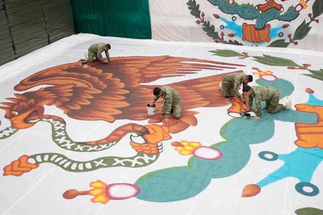 News Themen der Woche KW37 Making Flags For The Mexican Independence Day Cry Members of the Secretariat of National Defence (SEDENA) of Section C of the El Vergel Clothing and Equipment Factory in Iztapalapa, Mexico City, on September 11, 2024, paint a monumental flag to mark the 214th Anniversary of the Beginning of the Independence of Mexico, the Cry of Independence, and the Military Parade to be held on September 15 and 16 in the country. Mexico City Mexico City Mexico  Copyright: xGerardoxVieyrax originalFilename: vieyra-notitle240911_np8bJ.jpg