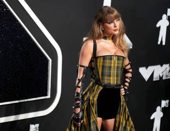 Taylor Swift arrives on the red carpet at the 2024 MTV Video Music Awards VMA s at the UBS Arena in Elmont, New York on Wednesday, September 11, 2024.  NYP202409111116 DerekxC.xFrench