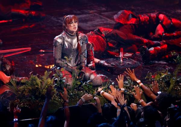 Bilder des Jahres 2024, Entertainment 09 September Entertainment Themen der Woche KW37 Chappell Roan performs on stage at the 2024 MTV Video Music Awards VMA s at the UBS Arena in Elmont, New York on Wednesday, September 11, 2024.  NYP20240911207 JohnxAngelillo
