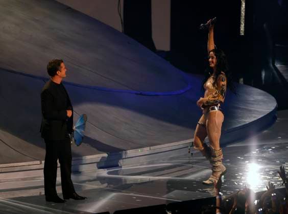 Orlando Bloom presents Katy Perry with the Michael Jackson Video Vanguard Award on stage during at the 2024 MTV Video Music Awards VMA s at the UBS Arena in Elmont, New York on Wednesday, September 11, 2024.  NYP20240911216 JohnxAngelillo