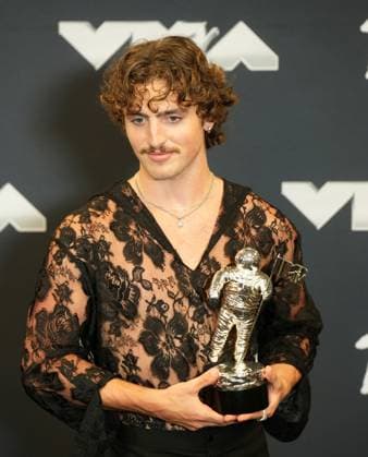 Benson Boone, winner of the Best Alternative Video award for Beautiful Things, poses in the press room at the 2024 MTV Video Music Awards VMA s at the UBS Arena in Elmont, New York on Wednesday, September 11, 2024.  NYP202409111264 DerekxC.xFrench