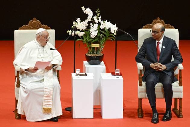 News Themen der Woche KW37 News Bilder des Tages Pope Francis Welcomed In Singapour Pope Francis and Tharman Shanmugaratnam, Singapore’s President (R) attend a meeting with Authorities, Representatives of Civil Society, and members of the Diplomatic Corps at the National University of Singapore (NUS) in Singapore on September 12, 2024. Singapore is the fourth stop of a marathon 12-day tour to the Asia-Pacific region. Photo by (EV) Vatican Media ABACAPRESS.COM Singapore Singapore  Copyright: xABACAx