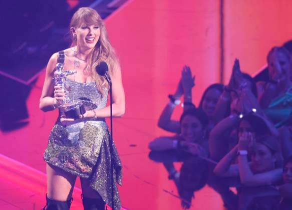 Bilder des Jahres 2024, Entertainment 09 September Entertainment Themen der Woche KW37 Entertainment Bilder des Tages Taylor Swift accepts the Video of the Year award (Presented by Burger King) for Fortnight at the 2024 MTV Video Music Awards VMA s at the UBS Arena in Elmont, New York on Wednesday, September 11, 2024.  NYP202409113022 JohnxAngelillo