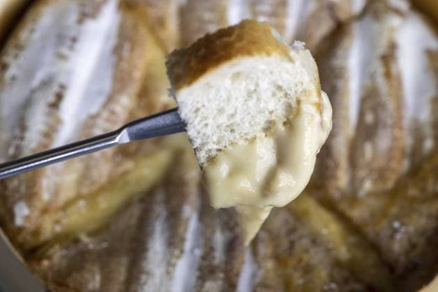 Swiss cheese fondue with bread Copyright: imageBROKER BerndxJuergens ibxiqx10797433.jpg