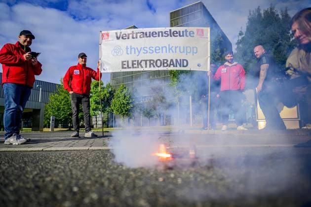News Themen der Woche KW37 News Bilder des Tages ThyssenKrupp in Essen. ** NUR FÜR REDAKTIONELLE ZWECKE ** EDITORIAL USE ONLY **<p>Gewerkschafter demonstrieren am ThyssenKrupp Hauptsitz am Donnerstag den 12. September 2024 in Essen. Deutschland NRW Essen Copyright: RalfxRottmann *** ThyssenKrupp in Essen FOR EDITORIAL PURPOSES ONLY EDITORIAL USE ONLY p Trade unionists demonstrate at the ThyssenKrupp headquarters on Thursday, September 12, 2024 in Essen Germany NRW Essen Copyright RalfxRottmann Copyright: RalfxRottmann doc7x5bh1z176c19rtp8k09 ,EDITORIAL USE ONLY