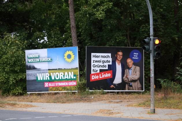 Wahlplakate von Bündnis 90 Die Grünen mit der Aufschrift Andere wollen zurück. Wir voran. und Die Linke mit Sebastian Walter (Spitzenkandidat) und Gregor Gysi für die Landtagswahl in Brandenburg, Potsdam, 11. September 2024. Die Wahl findet am 22. September statt. Landtagswahl Brandenburg 2024: Wahlplakate *** Election posters of Bündnis 90 Die Grünen with the inscription Andere wollen zurück Wir voran and Die Linke with Sebastian Walter top candidate and Gregor Gysi for the state election in Brandenburg, Potsdam, September 11, 2024 The election will take place on September 22 State election Brandenburg 2024 Election posters