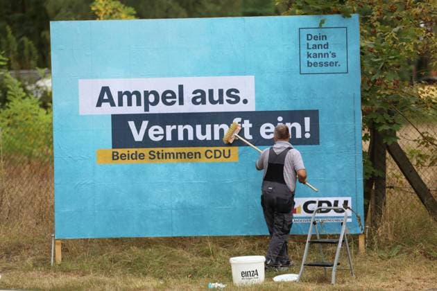 Ein Plakatierer klebt ein Wahlplakat der CDU mit der Aufschrift Ampel aus. Vernunft ein. für die Landtagswahl in Brandenburg, Potsdam, 11. September 2024. Die Wahl findet am 22. September statt. Landtagswahl Brandenburg 2024: Wahlplakate *** A poster artist pastes a CDU election poster with the inscription Ampel aus Vernunft for the state election in Brandenburg, Potsdam, September 11, 2024 The election will take place on September 22 State election Brandenburg 2024 election posters