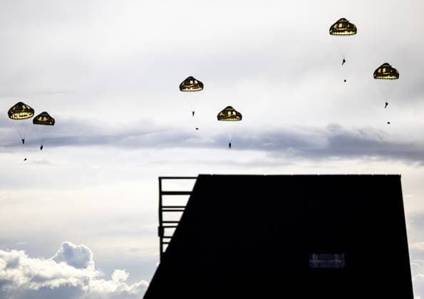 News Themen der Woche KW37 News Bilder des Tages Niederlande, Internationale Fallschirmspringer-Militärübung in Marnehuizen ZOUTKAMP - The Air Mobile Brigade is training airborne operations together with 12 international partners during a training exercise around the commemoration of Operation Market Garden. In a practice scenario, they are conducting an Airborne Assault on the exercise village of Marnehuizen. ANP REMKO DE WAAL netherlands out - belgium out  Copyright: xx x508293793x originalFilename: 508293793.jpg