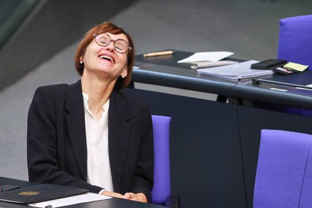 News Bilder des Tages Berlin, Deutschland, 12.09.2024: Deutscher Bundestag: 185. Bundestagssitzung - Haushaltswoche: Bundesministerin für Bildung und Forschung Bettina Stark-Watzinger (FDP) hat Spaß auf der Regierungsbank *** Berlin, Germany, 12 09 2024 German Bundestag 185 Bundestag session Budget week Federal Minister of Education and Research Bettina Stark Watzinger FDP has fun on the government bench Copyright: xdtsxNachrichtenagenturx dts_45928