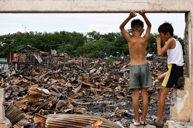 Bilder des Jahres 2024, News 09 September News Themen der Woche KW37 News Bilder des Tages Philippinen, Schäden nach Feuer in Wohngebiet in Bacoor Huge Fire In Philippines Engulfed Nearly 800 Homes, Displacing Families Two children survey the rubble of damaged houses following a huge fire that engulfs at least 800 houses in Bacoor, Cavite, the Philippines, on September 12, 2024. The fire breaks out in the early hours of September 10 and displaces nearly 1,000 families, with many living in poverty being forced to take shelter in nearby evacuation centers where assistance and relief efforts are given to the affected people. The accident occurs in a densely populated compound, where houses mainly made of iron sheets, wood, and combustible materials are built within narrow streets, which, according to local media reports, makes it difficult for rescuers to conduct emergency operations. Th  Copyright: xCengxShouxYix originalFilename: ceng-hugefire240912_nplgr.jpg