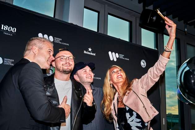 Warner Music Central Europe celebrates in Berlin EUR, Germany, Berlin Souvenir photo of the guests Warner Music celebrates the first anniversary of the Berlin location with artists, guests and employees The local and international creative scene networks in the capital city