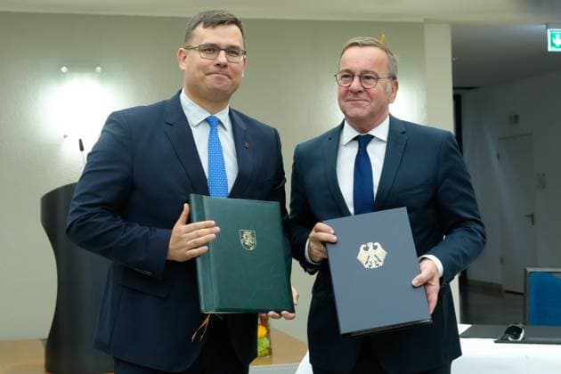 News Themen der Woche KW37 News Bilder des Tages Verteidigungsminister Pistorius empfaengt seinen litauischen Amtskollegen Laurynas Kasciunas Verteidigungsminister Boris Pistorius gemeinsam mit Laurynas Kasciunas, dem Verteidigungsminister von Litauen mit den Dokumenten in der Hand nach der Unterzeichnung eines deutsch-litauisches Regierungsabkommen, Berlin, 13.09.2024 Berlin Berlin Deutschland *** Defense Minister Pistorius receives his Lithuanian counterpart Laurynas Kasciunas Defense Minister Boris Pistorius together with Laurynas Kasciunas, the Minister of Defense of Lithuania with the documents in his hand after the signing of a German-Lithuanian intergovernmental agreement, Berlin, 13 09 2024 Berlin Berlin Germany