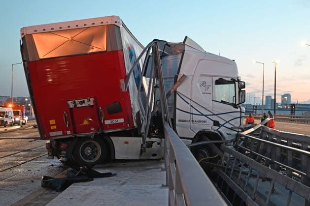 News Themen der Woche KW37 News Bilder des Tages Gegen 3.17 Uhr war am Freitagmorgen ein LKW in eine Autobahnbaustelle kurz hinter dem Hamburger Elbtunnel in Richtung Norden gefahren. Dabei riss er die Absprerrung nieder, durchfuhr ein Dixiklo und raste dann durch die Leitplanke einer Autobahnbrücke. Die Zugmaschine verkeilte sich zwischen den Brücken der entgegengesetzten Fahrspuren. Der Fahrer wurde leicht verletzt in ein Krankenhaus gebracht. Die Bergung des LKW dauert an und wird noch einige Stunden in Anspruch nehmen. In Richtung Norden läuft der Verkehr in die Hamburger Innenstadt. Die A7 ist in Richtung Norden zwischen Ottensen und Waltershof weiter vollgesperrt. Mittlerweile ist ein Kran vor Ort, er soll die Zugmaschine bergen. Danach muss die Baustelle wieder eingerichtet werd