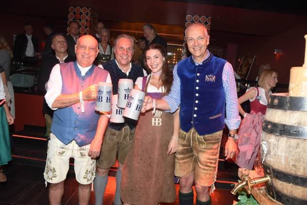 Entertainment Themen der Woche KW37 Dr Axel Munz Angermaier Tracht Florian Boitin Playboy Chefredakteur Veronika -Vroni-Sbrizzai Wiesn Playboy Playmate 2024 Dr. Michael Moeller Hofbraeuvorstand Muenchen 12.09.2024 Prinzregentenstrasse P1 Angermaier Tracht -Playboy-Wiesn Playmate- 2024 -Vorstellung Muenchen *** Dr Axel Munz Angermaier Tracht Florian Boitin Playboy Editor-in-Chief Veronika Vroni Sbrizzai Wiesn Playboy Playmate 2024 Dr Michael Moeller Hofbraeuvorstand Muenchen 12 09 2024 Prinzregentenstrasse P1 Angermaier Tracht Playboy Wiesn Playmate 2024 Vorstellung Muenchen