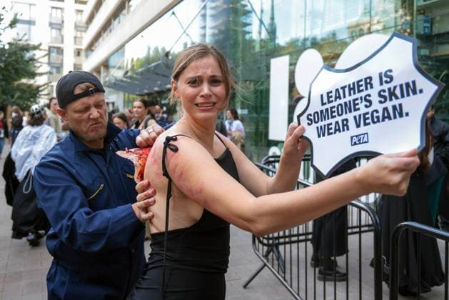 Bilder des Jahres 2024, News 09 September News Themen der Woche KW37 News Bilder des Tages . 13 09 2024. London, United Kingdom. PETA Skinned Alive Leather Protest. London Fashion Week attendees get an eyeful outside the British Fashion Council s NEWGEN show space where a PETA supporter screams in pain as her skin is torn off - with the help of special-effects make-up - to call attention to the suffering animals are subjected to in the leather industry.  xMartynxWheatleyx xi-Imagesx IIM-25482-0009