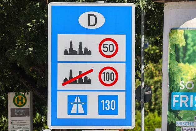 Verkehrsschild Tempolimit Symbolbild, Straßenverkehr, Deutschland, Autobahn, Geschwindigkeitsbegrenzung, Verkehrsregeln, Verkehrssicherheit, Innerorts, Außerorts, Verkehrszeichen, Stadtverkehr, Verkehrsvorschriften, Geschwindigkeit, Straßenschild, Reise, Reiseverkehr, Verkehrshinweis, Verkehrssicherheit, öffentlicher Raum, Verkehrsregelung, Staatsgrenze, Grenzverkehr *** traffic sign speed limit symbol image, road traffic, Germany, highway, speed limit, traffic rules, traffic safety, in-town, out-of-town, traffic sign, city traffic, traffic regulations, speed, road sign, travel, travel traffic, traffic advice, traffic safety, public space, traffic regulation, state border, border traffic Copyright: xGrantxHubbsx