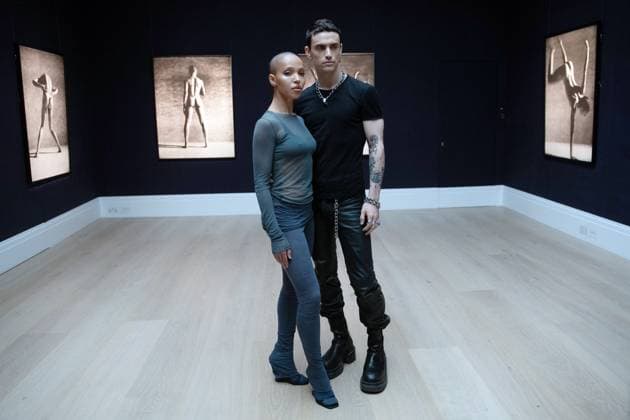 Entertainment Bilder des Tages FKA Twigs Unveils Major new work of art The Eleven at Sotheby s, London English musician, dancer and and multi-disciplinary artist FKA twigs and boyfriend Jordan Hemingway, poses for photos as she unveils a major new work of art The Eleven at Sotheby s, London, England, UK on Friday 13 September, 2024.The Eleven is a durational artwork, conceived by FKA twigs and performed by a rotating group of eleven movers., Credit:Justin Ng Avalon UK, England, London, Sotheby s Copyright: xJustinxNgx xAvalonx 0907274824
