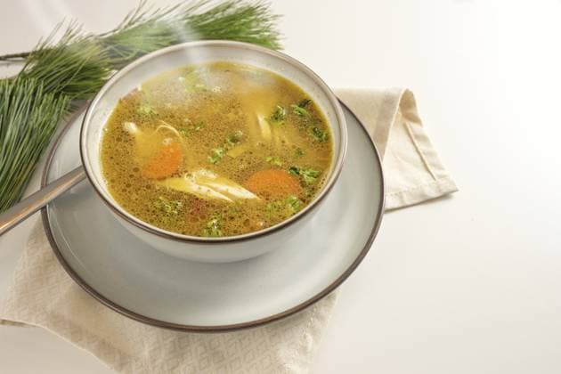 IMAGO Creative, Herbst, Wärmende Suppen und Eintöpfe Heiße dampfende Wintersuppe aus Huhn, Gemüse und Petersilie in einer Schüssel, Hausmittel gegen Erkältung und Grippe, serviert auf einem fröhlichen weißen Tisch mit Tannenzweigen, Kopierraum, gewählter Fokus, enge Tiefenschärfe Hot steaming winter soup from chicken, vegetables and parsley in a bowl, home remedy against cold and flu, served on a gay white table with pine branches, copy space, selected focus, narrow depth of field Copyright: imageBROKER MarenxWinter ibxiqx11040081.jpg