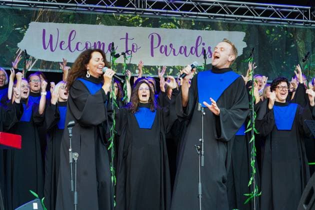 News Themen der Woche KW37 News Bilder des Tages Unter dem Motto Welcome to Paradise (Willkommen im Paradies) ist am Freitag (13.09.2024) der 11. internationale Gospel-Kirchentag auf dem Kennedyplatz in Essen eroeffnet worden. (Foto: Gospelchor Rejoice aus Langenberg) Bis zum Sonntag wollen sich rund 5.000 Saengerinnen und Saenger treffen und unter anderem gemeinsam in einem Massenchor in der Grugahalle singen. Der Gospel-Kirchentag wird in diesem Jahr erstmals oekumenisch ausgerichtet. Rund 50.000 Besucher werden zu der Veranstaltung erwartet. (Siehe epd-Meldung vom 13.09.2024) EDITORIAL USE ONLY *** Under the motto Welcome to Paradise Welcome to Paradise, the 11th International Gospel Kirchentag opened on Friday 13 09 2024 on Kennedyplatz in Essen Photo Gospel choir Rejoice from Lange Copyright: epd-bild FriedrichxStark epd-Gospelkirchentag6-kopieren
