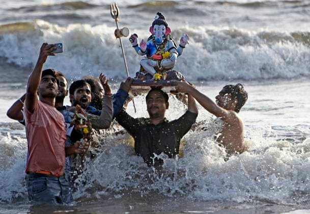 News Themen der Woche KW37 News Bilder des Tages Ganesh Chaturthi Festival In Mumbai Devotees take a selfie as one of them carries an idol of the elephant-headed Hindu god Lord Ganesha to immerse in the Arabian Sea, near a sea beach during the Ganesh Chaturthi festival in Mumbai, India, on September 13, 2024. Mumbai India  Copyright: xIndranilxAdityax originalFilename: aditya-notitle240913_npJ07.jpg