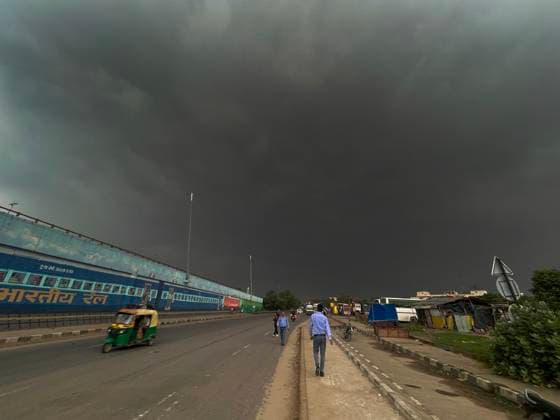 News Themen der Woche KW37 GURUGRAM, INDIA - SEPTEMBER 11: The black monsoon cloud over the skyline before rain at National Highway-48 near Rajiv chowk, on September 11, 2024 in Gurugram, India. The India Meteorological Department (IMD) has issued an orange alert, indicating a be prepared mode, as extremely bad weather is forecast. (Photo by Parveen Kumar Hindustan Times ) Heavy Rain Lashes Delhi-NCR, Several Roads Waterlogged