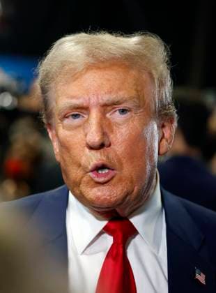 September 10, 2024, Philadelphia, Pa, United States: Former President Donald J. Trump talking to reporters at the 2024 Presidential Debate between Vice President Kamala Harris and Former President Donald J. Trump at National Constitution Center in Philadelphia, PA. September 10, 2024. Philadelphia United States - ZUMAp281 20240910_zea_p281_067 Copyright: xPhotoxImagexPressx