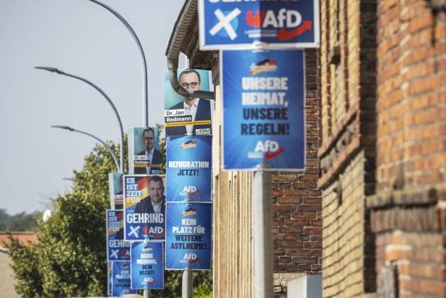 Landtagswahl in Brandenburg 2024. Die Partei AfD wirbt auf Wahlplakate um Wählerstimmen. Teschendorf, Brandenburg, Deutschland, Europa State election in Brandenburg 2024: The AfD party advertises for votes on election posters. Teschendorf, Brandenburg, Germany, Europe Copyright: imageBROKER ArnulfxHettrich iblhet11377341.jpg