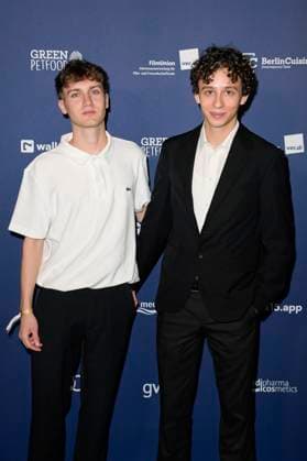 Samuel Benito with company at the presentation of the German Drama Award 2024 at the Club Theater Berlin Berlin, 13 09 2024 Foto:xF.xKernx xFuturexImagex schauspielpreis_4758