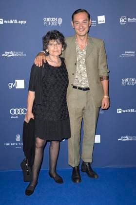 Andrei Viorel Tacu with his mother at the German Drama Award 2024 ceremony at the Club Theater Berlin Berlin, 13 09 2024 Foto:xF.xKernx xFuturexImagex schauspielpreis_4770