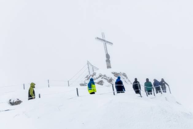 Bilder des Jahres 2024, News 09 September News Themen der Woche KW37 News Bilder des Tages Tief Anett - Schnee in den bayerischen Alpen Die Höhenlagen der Allgäuer Alpen am Gipfelkreuz am Nebelhorn sind tief verschneit., Oberstdorf Bayern Deutschland *** Deep Anett snow in the Bavarian Alps The heights of the Allgäu Alps at the summit cross on the Nebelhorn are covered in deep snow, Oberstdorf Bavaria Germany