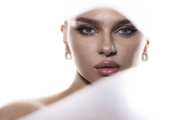 Creative Highlights Symbolfotos Porträt einer jungen Frau mit Heterochromie. Blaue und braune Augen. Schönheit Portret. Foto von hoher Qualität Portrait of a young woman with heterochromia. Blue and brown eyes. Beauty portret. High quality photo Copyright: imageBROKER NadzeyaxKarabkova ibxnad11069117.jpg ,model released, Symbolfoto ,property released