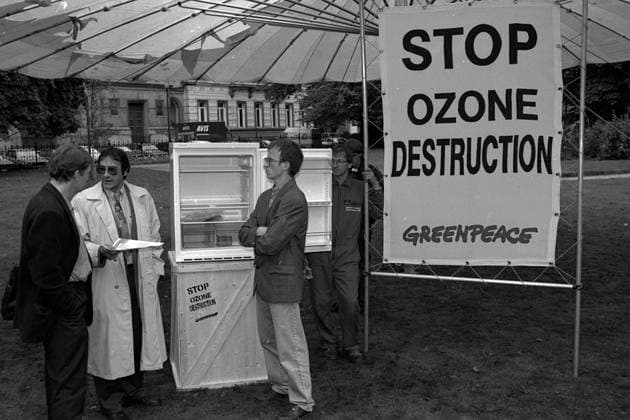 ACTION GREENPEACE: REMISE FRIGO SANS DESTRUCT.DE CLIMAT A DE GALAN 14 09 1993 ACTION GREENPEACE: REMISE FRIGO SANS DESTRUCT.DE CLIMAT A DE GALAN PC Photo News 49337 Belgium  Copyright: xPcx