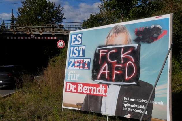 Beschmiertes Wahlplakat der AfD zur Landtagwahl in Brandenburg. Bernau bei Berlin, 14.09.2024 *** Graffitied AfD election poster for the state election in Brandenburg Bernau near Berlin, 14 09 2024 Foto:xT.xBartillax xFuturexImagex wahlplakate_4908