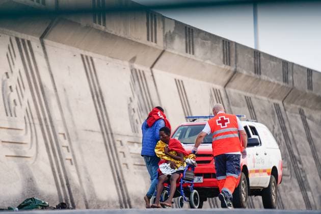 News Themen der Woche KW37 Salvamento Marítimo rescues a cayuco in waters near La Gomera Health services attend to migrants arriving by cayuco at the San Sebastián dock, on September 14, 2024, in San Sebastián de La Gomera, La Gomera, Canary Islands Spain The Salvamento Marítimos Calíope guardamar has rescued a cayuco with 70 people of sub-Saharan origin on board, among them a woman, which was about 20 miles from the island of La Gomera 15 SEPTEMBER 2024 CAYUCO PATERAS MIGRANTS IMMIGRANTS Europa Press Canarias 15 09 2024 San Sebastian de La Gomera, La G San Sebastian de La Gomera, La G Spain  Copyright: xEuropaxPressxCanariasx 6212470