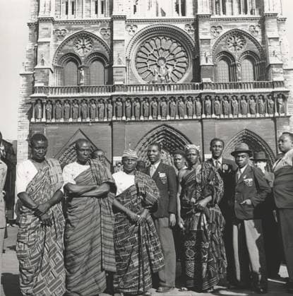 L illustration - Archives - Notre Dame de Paris Visite des catholiques africains ? Paris- les catholiques africains devant Notre-Dame - apr?s avoir ?tait re?ue par le pape ? Rome, les catholiques africains conduits par Mgr Lefebvre (d?l?gu? apostolique de Dakar) et Mgr Ramarosandratana (vicaire apostolique de Miarinarivo, Dakar) sont accueillis ? Notre-Dame de Paris par Mgr Feltin. - Illustration of Notre-Dame de Paris at different centuries... PHOTO NEWS ! only BELGIUM ! Paris France  Copyright: xL illustrationx xBestimagex