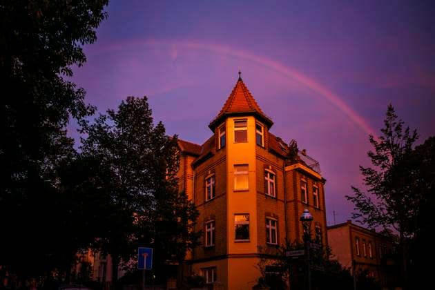 Entertainment Themen der Woche KW37 Ein Regenbogen zeichnet sich zum Sonnenuntergang ueber einem Haus in Berlin Reinickendorf am Himmel ab. Berlin, 15.09.2024 Berlin Deutschland *** A rainbow appears in the sky above a house in Berlin Reinickendorf at sunset Berlin, 15 09 2024 Berlin Germany Copyright: xThomasxTrutschel photothek.dex