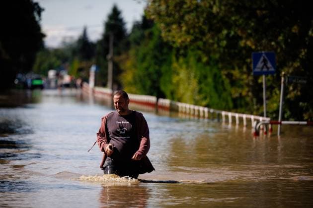 News Themen der Woche KW37 News Bilder des Tages 15.09.2024 - Czechowice Dziedzice . Powodz w Czechowica Dziedzicach . Straz pozarna prowadzi ewakuacje mieszkancow z zalanych domow . Fot. Dawid Markysz EDYTOR.net NEWSPIX.PL --- Newspix.pl Very difficult flood situation in southwestern Poland. Several towns are flooded. Firefighters and soldiers are helping residents evacuate. POLAND OUT!  CZECHOWICE_ZALANE_43