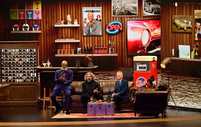 Entertainment Bilder des Tages (L-R) Damon Wayans, George Lopez, and Jesse Tyler Ferguson appear onstage during the 76th annual Primetime Emmy Awards at the Peacock Theater in Los Angeles on Sunday, September 15, 2024.  LAP2024091515 JIMxRUYMEN