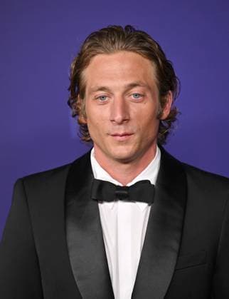 Jeremy Allen arrives for the 76th annual Primetime Emmy Awards at the Peacock Theater in Los Angeles on Sunday, September 15, 2024.  LAP202409150657 CHRISxCHEW