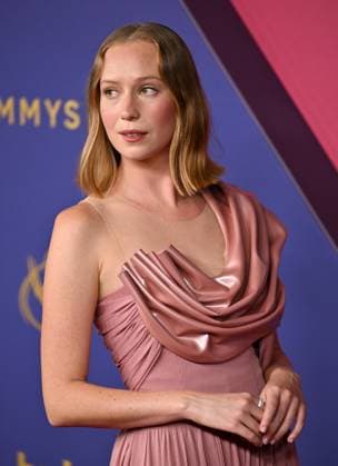 Hannah Einbinder arrives for the 76th annual Primetime Emmy Awards at the Peacock Theater in Los Angeles on Sunday, September 15, 2024.  LAP202409150677 CHRISxCHEW