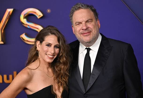 (L-R) Sari Tracht and Jeff Garlin arrive for the 76th annual Primetime Emmy Awards at the Peacock Theater in Los Angeles on Sunday, September 15, 2024.  LAP202409150769 CHRISxCHEW