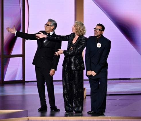 Entertainment Themen der Woche KW37 Entertainment Bilder des Tages (L-R) Eugene Levy, Annie Murphy, and Dan Levy appear onstage during the 76th annual Primetime Emmy Awards at the Peacock Theater in Los Angeles on Sunday, September 15, 2024.  LAP20240915190 JIMxRUYMEN