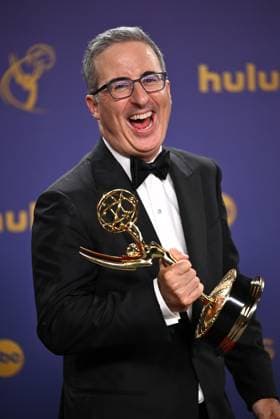 Entertainment Themen der Woche KW37 John Oliver holds his Emmy for Outstanding Scripted Variety Series for Last Week Tonight with John Oliver backstage during the 76th annual Primetime Emmy Awards at the Peacock Theater in Los Angeles on Sunday, September 15, 2024.  LAP20240915916 CHRISxCHEW