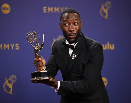 Entertainment Themen der Woche KW37 Entertainment Bilder des Tages Lamorne Morris holds his Emmy for Outstanding Supporting Actor in a Limited or Anthology Series or Movie for Fargo backstage during the 76th annual Primetime Emmy Awards at the Peacock Theater in Los Angeles on Sunday, September 15, 2024.  LAP20240915943 CHRISxCHEW