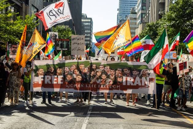 News Bilder des Tages Toronto Second Anniversary Mahsa Amini Death Supporters participate in a protest marking the second anniversary of Mahsa Amini s death in memory of the Iranian victims of the Woman, Life, Freedom Movement in Toronto, Canada, on September 15, 2024. The nationwide protests started in Iran after the death of Mahsa Jina Amini, a 22-year-old girl who died under the custody of the Islamic Republic s Morality Police on September 16th, 2022, in Tehran. Toronto Ontario Canada Copyright: xPouriaxAfkhamix