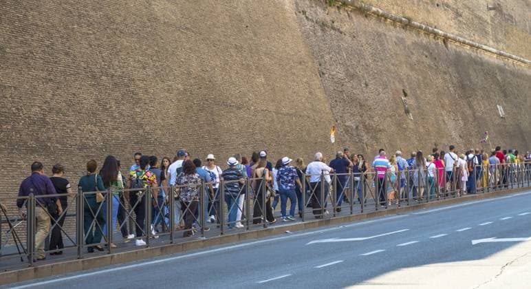 ROME, VATICAN STATE, AUGUST 24, 2018: Menschen stehen Schlange vor dem Eingang zum Vatikanischen Museum in Rom. Konzept für Übertourismus und Massentourismus ROME, VATICAN STATE, AUGUST 24, 2018: people il line for the entrance to Vatican Museum in Rome. Concept for overtourism and mass-tourism Copyright: imageBROKER PaoloxGalloxModena ibxiqx11305591.jpg