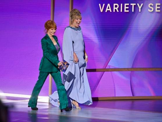 (L-R) Reba McEntire and Melissa Peterman appear onstage during the 76th annual Primetime Emmy Awards at the Peacock Theater in Los Angeles on Sunday, September 15, 2024.  LAP2024091504018 JIMxRUYMEN